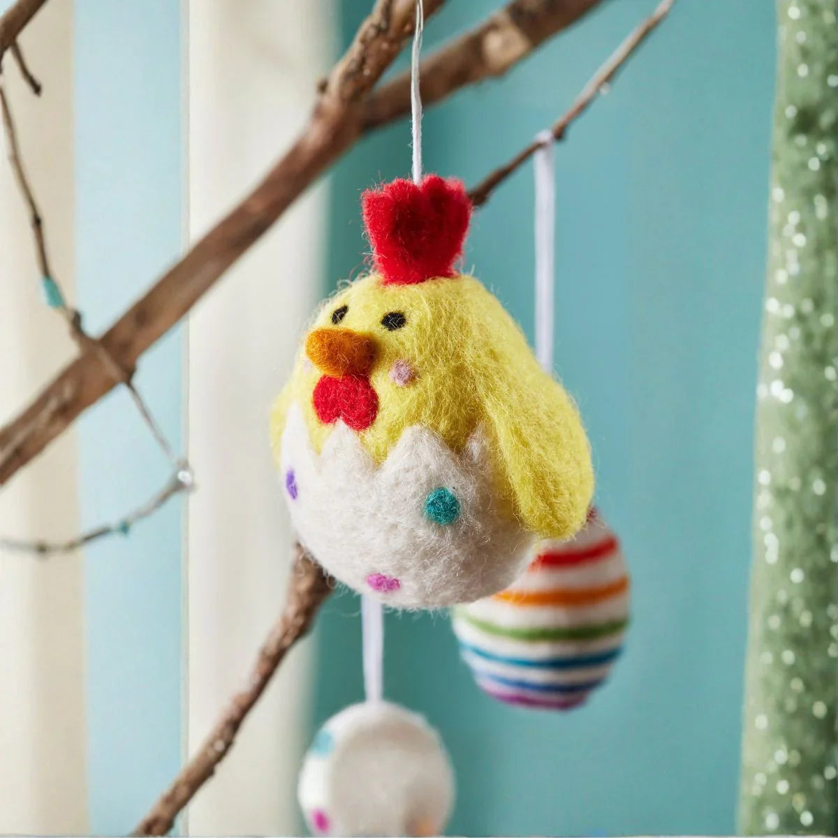 Décoration Poussin en Feutre dans un Œuf
